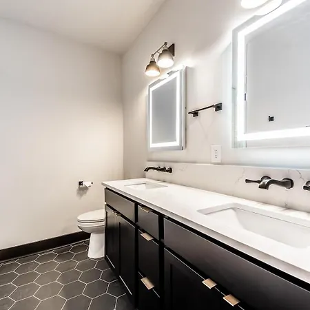 2 Designer Gulch Homes - Rooftop Hot Tub - Sleeps 24 Holiday home Nashville