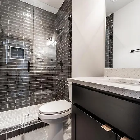 Holiday home 2 Designer Gulch Homes - Rooftop Hot Tub - Sleeps 24 *