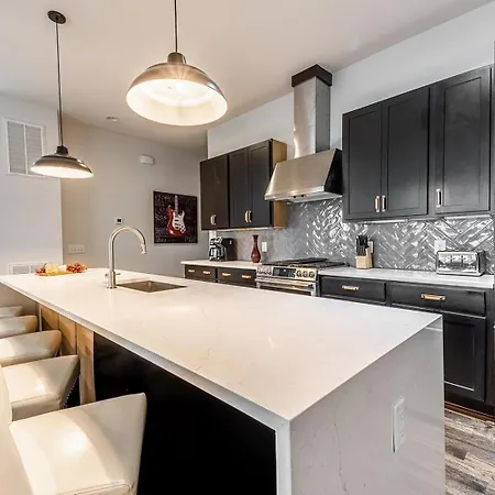 Holiday home 2 Designer Gulch Homes - Rooftop Hot Tub - Sleeps 24