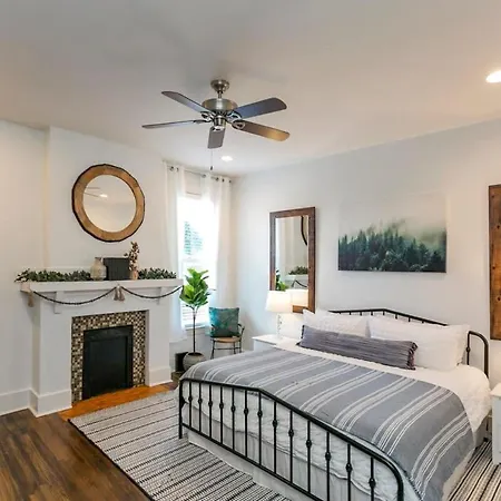 Holiday home Rare E Nash House & Yard - 2 Mi To Broadway Nashville