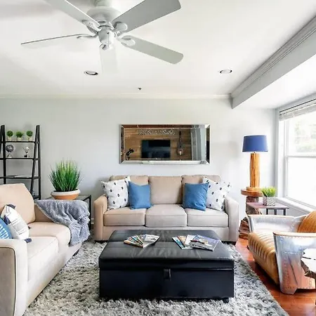 Holiday home Walk To Broadway Charming Modern Historic Townhome *