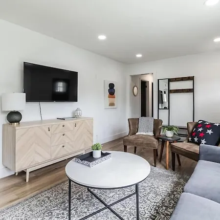 Chic Retreat Near Airport & Downtown Nashville *
