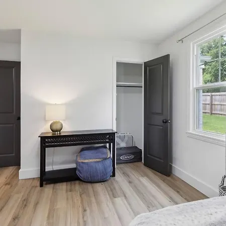 Chic Retreat Near Airport & Downtown Nashville Holiday home *