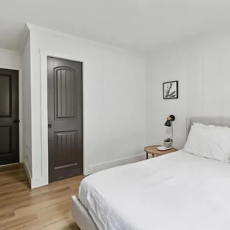 Chic Retreat Near Airport & Downtown Nashville Holiday home Nashville