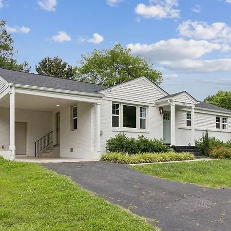 Chic Retreat Near Airport & Downtown Nashville Holiday home