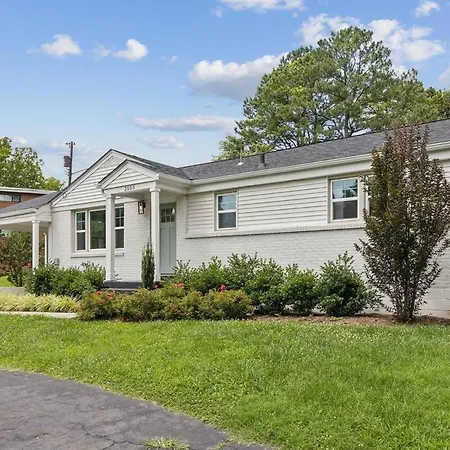 Chic Retreat Near Airport & Downtown Nashville Holiday home *
