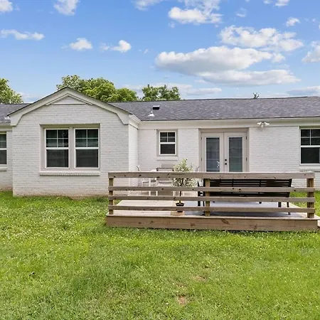Chic Retreat Near Airport & Downtown Nashville * Nashville
