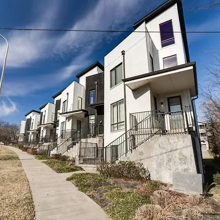 Rooftop Fun, Walk To The Gulch And 12th S Near Broadway Holiday home
