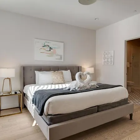 Holiday home Rooftop Fun, Walk To The Gulch And 12th S Near Broadway *