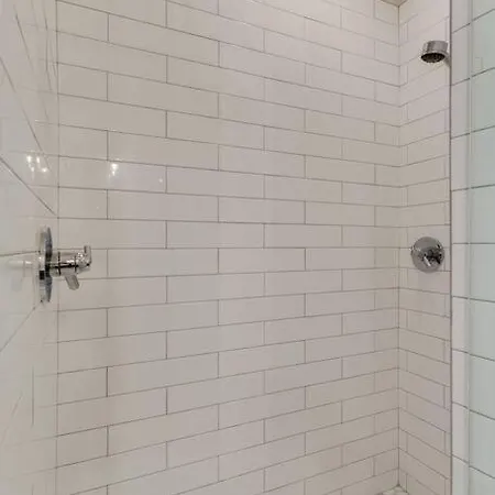 Rooftop Fun, Walk To The Gulch And 12th S Near Broadway Holiday home *