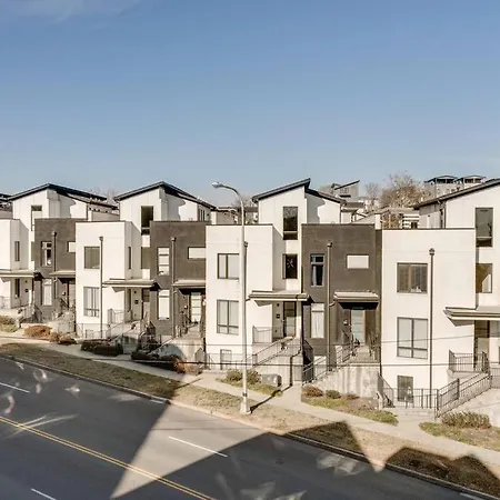 Rooftop Fun, Walk To The Gulch And 12th S Near Broadway Holiday home