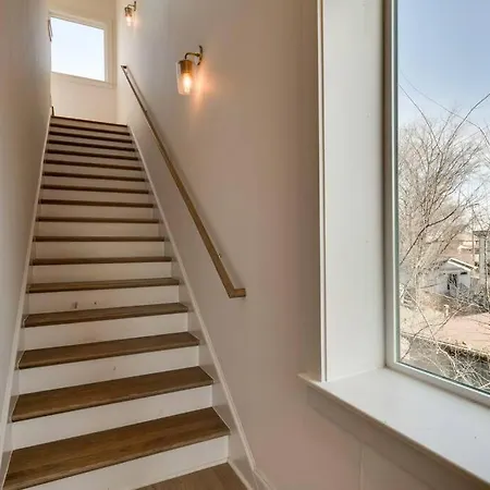 Rooftop Fun, Walk To The Gulch And 12th S Near Broadway Holiday home