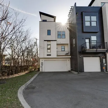 Holiday home Rooftop Fun, Walk To The Gulch And 12th S Near Broadway Nashville