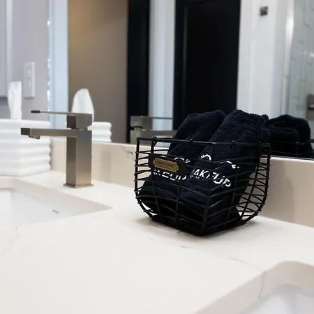 Apartment Elegant Corner Penthouse With Private Balcony, Skyline Views, Pool, And Gym *