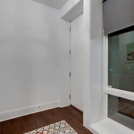 Elegant Townhouse Near Broadway