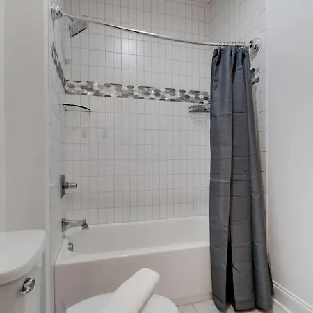 Elegant Townhouse Near Broadway *