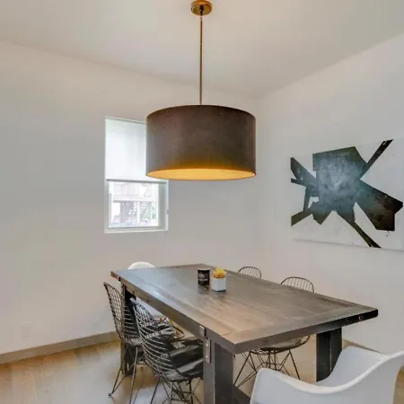 Holiday home Dreamer - Mins To Downtown - 3br 2.5bath *