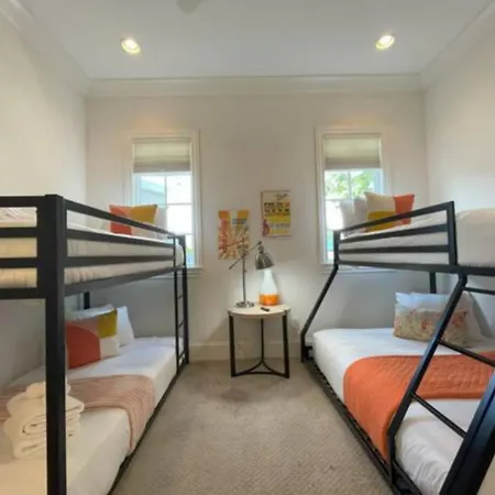 Holiday home Two Beautiful Homes - Walkable To Geodis *