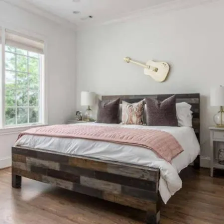 Two Beautiful Homes - Walkable To Geodis Holiday home