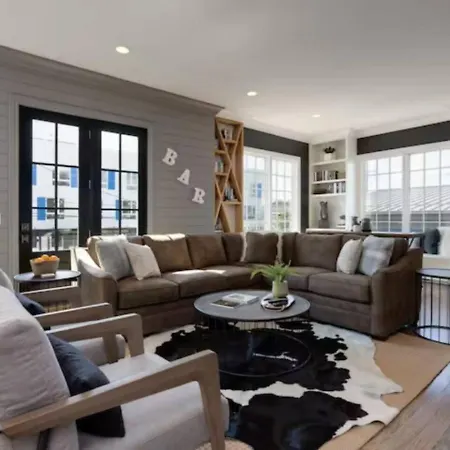 Two Beautiful Homes - Walkable To Geodis Holiday home