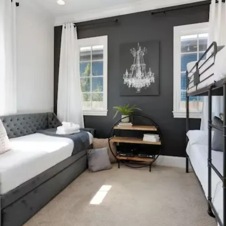 Two Beautiful Homes - Walkable To Geodis Holiday home