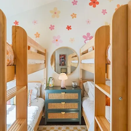 Fun And Fabulous - Walk To Bars, Coffee And Restaurants Holiday home *