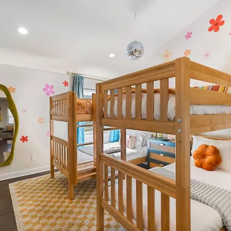 Fun And Fabulous - Walk To Bars, Coffee And Restaurants Holiday home