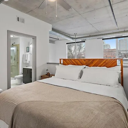 Cozy & Stylish Loft In Midtown Apartment *