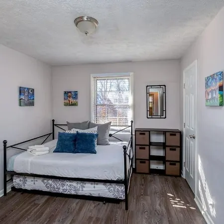 12 South Close To Honky Tonks & Bars