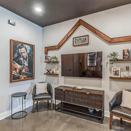 Chic West End Loft Right Next Door To Vanderbilt Holiday home Nashville