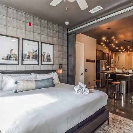 Holiday home Chic West End Loft Right Next Door To Vanderbilt *