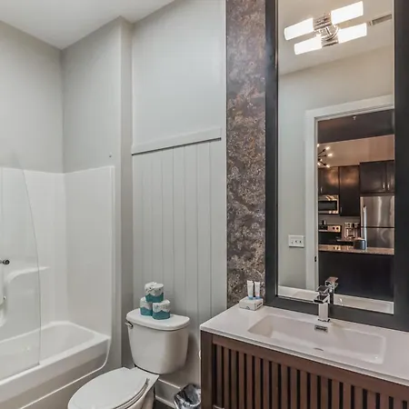 Holiday home Chic West End Loft Right Next Door To Vanderbilt *