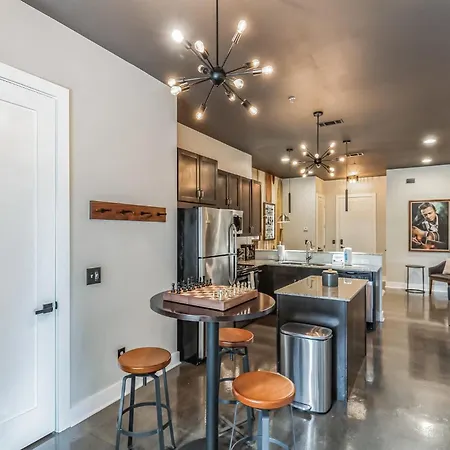 Holiday home Chic West End Loft Right Next Door To Vanderbilt *