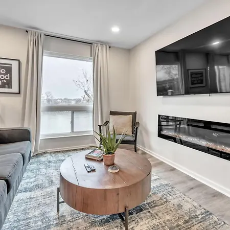 2 Bdr Riverfront Living In Downtown