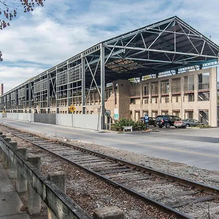 2 Bdr Riverfront Living In Downtown