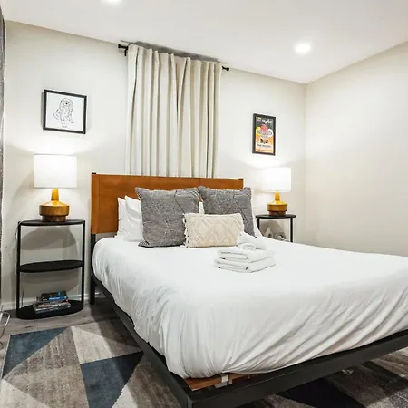 2 Bdr Riverfront Living In Downtown