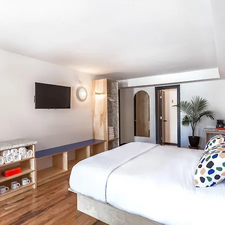 The Iris Hotel 2*