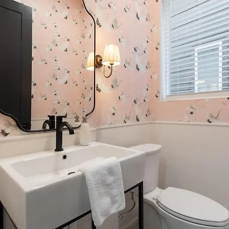 Holiday home The Pink Royale By Local