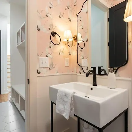 The Pink Royale By Local Holiday home Nashville
