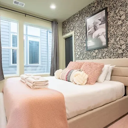 The Pink Royale By Local Holiday home