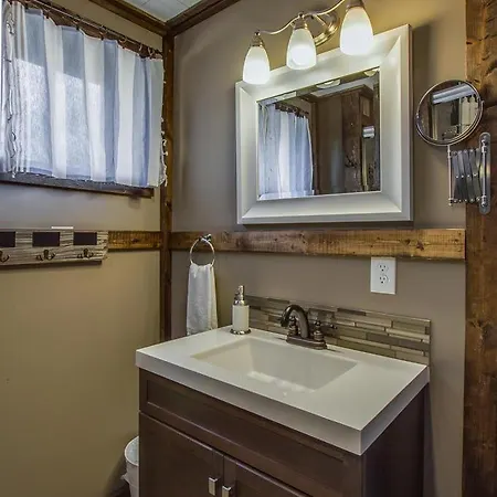 The Graycroft By Local Holiday home *