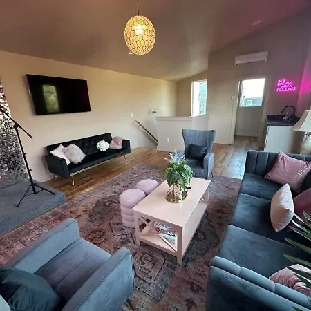 Holiday home The Pink Royale By Local Nashville