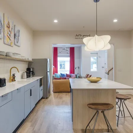 Sleeps 44 4 Themed Lofts W Skyline Balconies Neon Backdrops Glam Kitchens—perfect For Group The Swift Retreat By Avantstay Holiday home *