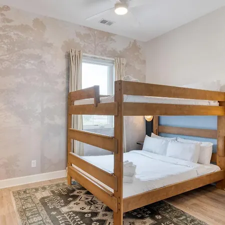 Sleeps 44 4 Themed Lofts W Skyline Balconies Neon Backdrops Glam Kitchens—perfect For Group The Swift Retreat By Avantstay Holiday home