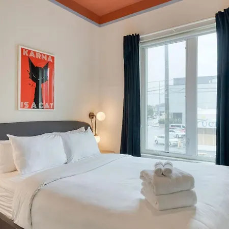 Sleeps 44 4 Themed Lofts W Skyline Balconies Neon Backdrops Glam Kitchens—perfect For Group The Swift Retreat By Avantstay Holiday home *