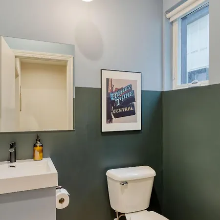 Holiday home Sleeps 44 4 Themed Lofts W Skyline Balconies Neon Backdrops Glam Kitchens—perfect For Group The Swift Retreat By Avantstay *