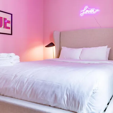 Sleeps 44 4 Themed Lofts W Skyline Balconies Neon Backdrops Glam Kitchens—perfect For Group The Swift Retreat By Avantstay Holiday home *