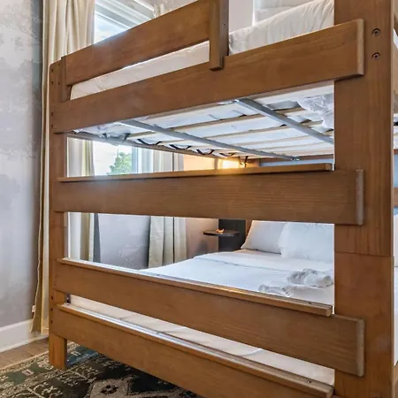 Sleeps 44 4 Themed Lofts W Skyline Balconies Neon Backdrops Glam Kitchens—perfect For Group The Swift Retreat By Avantstay Holiday home