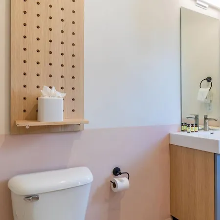 Sleeps 44 4 Themed Lofts W Skyline Balconies Neon Backdrops Glam Kitchens—perfect For Group The Swift Retreat By Avantstay Holiday home *