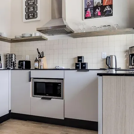 Sleeps 44 4 Themed Lofts W Skyline Balconies Neon Backdrops Glam Kitchens—perfect For Group The Swift Retreat By Avantstay Holiday home Nashville